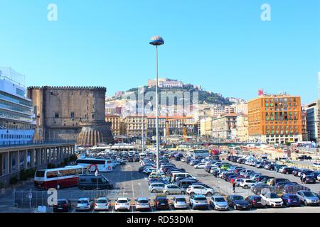 Naples, Italie - 23 octobre 2018 Après-midi : vue sur le port très animé et ville de Naples. Banque D'Images