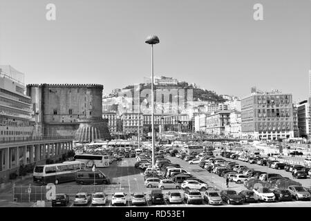 Naples, Italie - 23 octobre 2018 Après-midi : vue sur le port très animé et ville de Naples. Banque D'Images