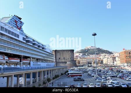 Naples, Italie - 23 octobre 2018 : Après-midi vue de la Marella Explorer TUI Cruises bateau amarré dans le port de Naples. Banque D'Images