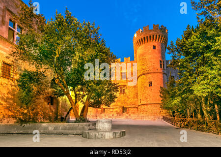 Rhodes, Grèce - Palais des Grands Maîtres des Chevaliers de Rhodes, scène de nuit. Banque D'Images