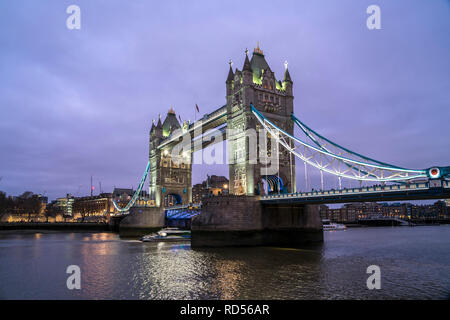 Die in der Abenddämmerung Tower Bridge, Londres, Frankreich Großbritannien, Europa | Tower Bridge at Dusk, Londres, Royaume-Uni Banque D'Images