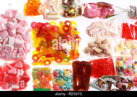 Des sacs de plastique avec une variété de fruits, gommes guimauves, bonbons, sucettes, biscuits et gummy bears Banque D'Images