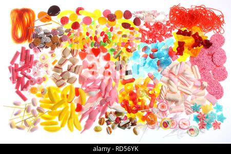 Des sacs de plastique avec une variété de fruits, gommes guimauves, bonbons, sucettes, biscuits et gummy bears Banque D'Images