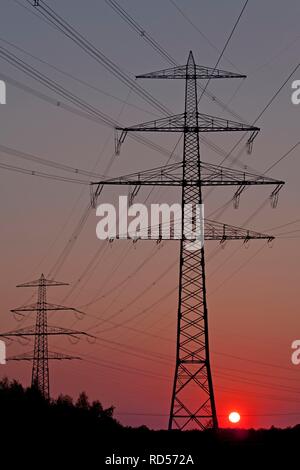 Coucher de soleil derrière un pylône électrique, Lunebourg, Basse-Saxe Banque D'Images