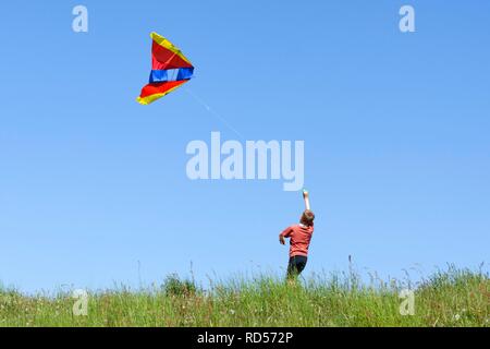 Jeune garçon flying a kite Banque D'Images