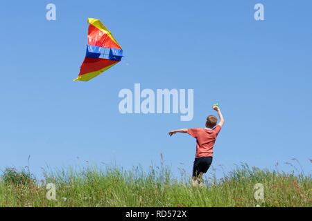 Jeune garçon flying a kite Banque D'Images