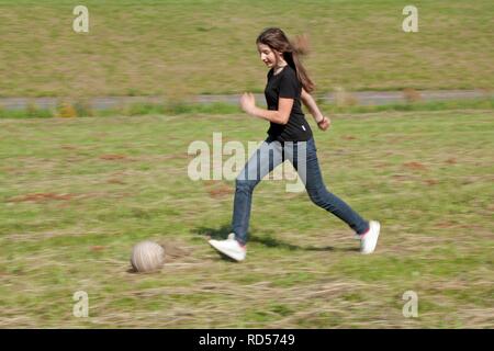 Girl playing football Banque D'Images