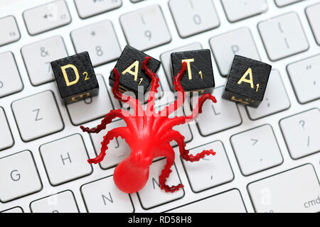 Figurine Octopus sur lettres formant le mot data, données leech Banque D'Images