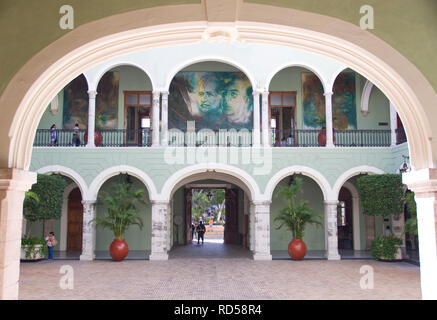 Le Mexique, Merida - Jan 15 2007 : le Palais du Gouverneur courtyard murs sont décorés de fresques historiques par Castro Pacheco Banque D'Images