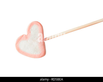 Sur une brochette de guimauve rose close up fond blanc, un coeur des guimauves sur un bâton prêt à fry, bonbons en forme de cœur de guimauve. V Banque D'Images