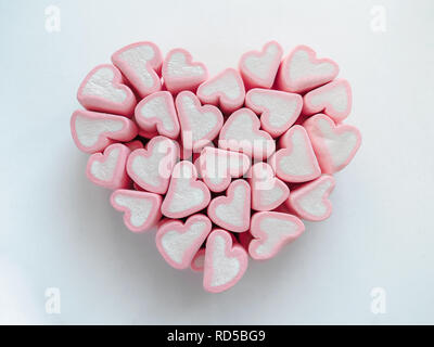 Valentines Day gift concept - coeurs rose et blanc plié les guimauves en forme de grand coeur isolé sur fond blanc Vue de dessus télévision lay. Banque D'Images