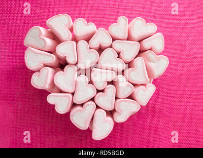 Valentines Day gift concept - coeur rose et blanc plié les guimauves en forme de grand coeur rose sur fond textile haut voir télévision lay. Banque D'Images