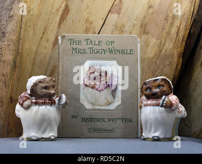Beatrix Potter Vintage livre de l'histoire de Mrs Tiggy-Winkle Beswick Pottery et deux chiffres. Still Life Banque D'Images