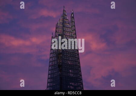 Le tesson est un gratte-ciel de Londres et l'Europe avec 95 étages conçu par l'architecte italien Renzo Piano avec l'ouverture officielle en 2013 Banque D'Images