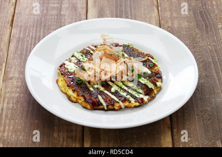 Okonomiyaki est une crêpe salé japonais contenant une variété d'ingrédients. Banque D'Images