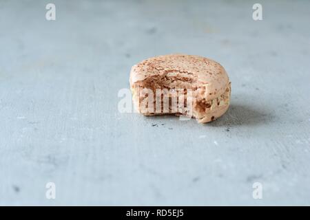 Gâteau de macaroni française avec garniture au chocolat et caramel au beurre salé sur un fond gris. De délicieux desserts sucrés Banque D'Images