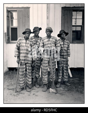 Une chaîne du Sud groupe de gangs de prisonniers américains à rayures noires en prison uniforme avec taille et chaînes chevilles c1900 USA Banque D'Images