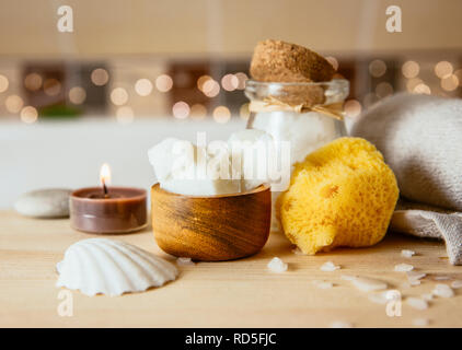 Le remplacement de produits cosmétiques avec de l'huile de coco naturelle crème hydratant. L'huile de coco solide en petits morceaux de la coupe du bois avec d'autres produits baignoire soins du corps Banque D'Images