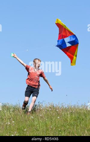 Jeune garçon flying a kite Banque D'Images