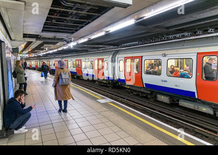 Londres, Royaume-Uni - 30 Avril 2018 : Cercle plate-forme en ligne sur la station de métro Monument Banque D'Images
