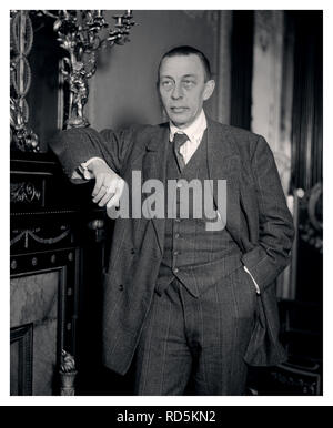 Rachmaninov 1940 B&W portrait du célèbre compositeur russe Sergueï Rachmaninov (1873-1943), Sergueï Vassilievitch Rachmaninov était un compositeur russe, pianiste virtuose et chef d'orchestre de la fin de l'époque romantique, dont certaines œuvres sont parmi les plus populaires dans le répertoire romantique. Né dans une famille de musiciens, Rachmaninov a pris un enfant prodige du piano à l'âge de quatre ans. Banque D'Images