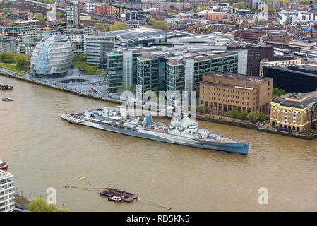 Vue aérienne de HMS Belfast sur la rivière Thames à London, UK Banque D'Images