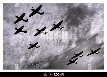 Aéronefs Hawker Hurricane 1940 Vintage WW2 Bataille d'Angleterre la formation de l'Escadron de Hawker Hurricane de la RAF Fighter Command, en patrouille se défendre contre l'Allemagne nazie des bombardiers, aveuglément général peuplées en Grande-Bretagne pendant le Blitz de 1940 Banque D'Images