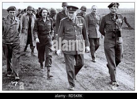 Vintage WW2 libre 25 mars 1945 Le Premier ministre britannique, Winston Churchill, marcher avec le maréchal Montgomery à marcher le long de la rive est du Rhin après avoir traversé la rivière. Banque D'Images