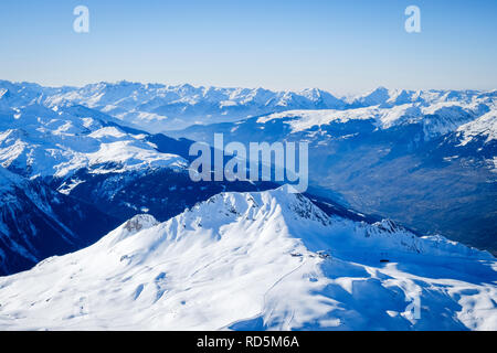 Les montagnes du massif du Mont Blanc, vu depuis le sommet de l'Aiguille Rouge. Au premier plan sont les ascenseurs de l'Arcabulle, Plagnettes Transarc et. Banque D'Images