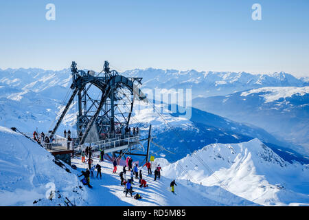 La station de pompage, au Aiguille Rouge, avec les skieurs, les snowboarders et les randonneurs descendent. Certains skieurs Démarrer en bas de la piste noire du sommet. Les Alpes Banque D'Images