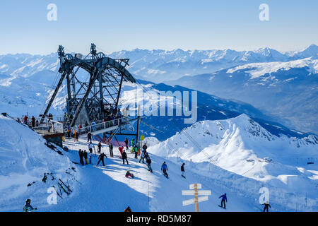 La station de pompage, au Aiguille Rouge, avec les skieurs, les snowboarders et les randonneurs descendent. Certains skieurs et surfeurs d'entamer l'exécuter dans le noir Banque D'Images