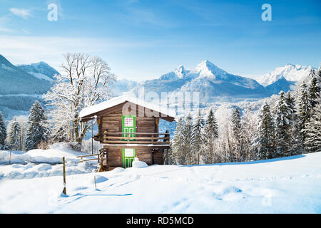 Belle vue sur la montagne dans la cabine en bois traditionnels Winter Wonderland pittoresque paysage de montagne dans les Alpes Banque D'Images