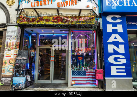 La ville de New York, USA - 25 juillet 2018 : Boutique de souvenirs en 5ème Avenue à Manhattan à New York City, USA Banque D'Images