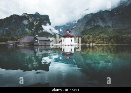 L'affichage classique du lac Konigssee avec célèbre Sankt Bartholomae église de pèlerinage et la montagne Watzmann sur une belle journée ensoleillée en été Banque D'Images