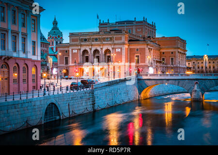 Belle vue sur le centre-ville de Stockholm avec le célèbre Opéra royal de Suède (Kungliga Operan) allumé au crépuscule, en Suède, Scandinavie Banque D'Images