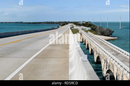 La route d'outre-mer : un pont moderne passe à côté de son homologue plus âgé (maintenant un quai de pêche) que nous Voyage 1 relie les Florida Keys. Banque D'Images