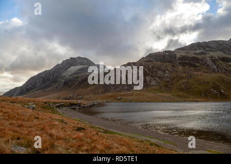 Faible neige couvre le sommet de Tryfan. Vue des rives du Llyn Idwal, Parc National de Snowdonia Banque D'Images