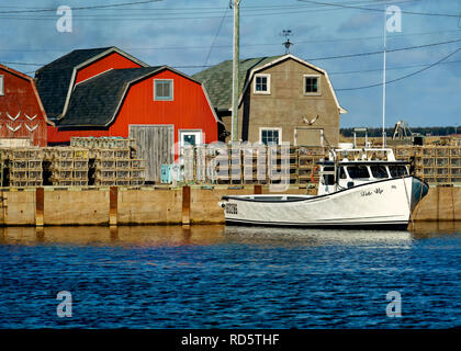 Bateaux de pêche au homard attaché à un quai dans les régions rurales de l'Île du Prince-Édouard, Canada. Banque D'Images