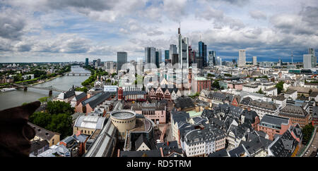 Vue aérienne de la ville de Francfort avec cloudy skyline Banque D'Images
