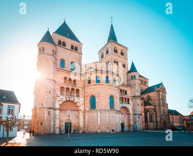 Belle vue de la célèbre cathédrale Trierer Dom (de Trèves) dans la belle lumière du matin d'or en été, Trier, Allemagne Banque D'Images