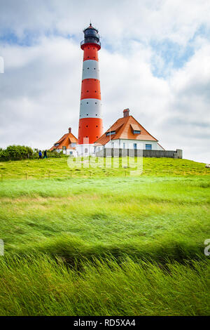 Belle vue de Westerheversand célèbre lors d'une journée ensoleillée avec ciel bleu et nuages en été, Mer du Nord, Schleswig-Holstein, Allemagne Banque D'Images