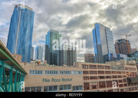 Le Pike Place Market, à Seattle Downtown en arrière-plan, sous un ciel couvert matin d'hiver, Washington, United States. Banque D'Images