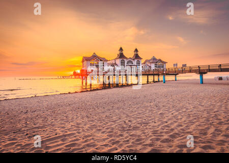 Célèbre Sellin Seebruecke (Jetée de Sellin) dans la belle lumière du matin d'or au lever du soleil en été, Ostseebad Sellin, station touristique de la mer Baltique, Ger Banque D'Images