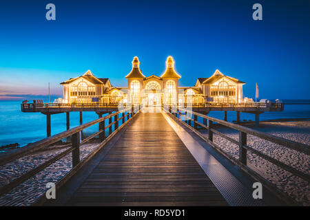 Célèbre Sellin Seebruecke (Jetée de Sellin) dans le magnifique crépuscule du soir au crépuscule # en été, Ostseebad Sellin, station touristique de la mer Baltique, Allemagne Banque D'Images