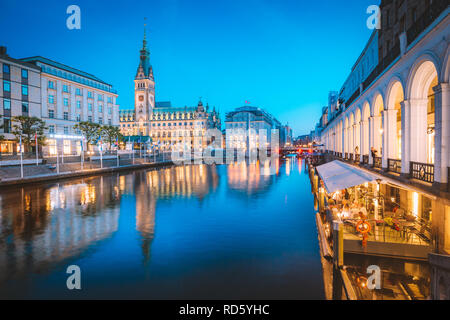 Crépuscule classique vue sur le centre-ville de Hambourg à l'hôtel de ville historique en raison de l'heure bleue au cours de Binnenalster au crépuscule, Allemagne Banque D'Images