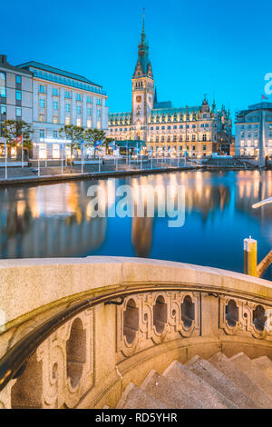 Crépuscule classique vue sur le centre-ville de Hambourg à l'hôtel de ville historique en raison de l'heure bleue au cours de Binnenalster au crépuscule, Allemagne Banque D'Images