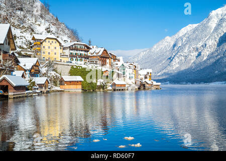 Maisons traditionnelles dans la célèbre ville au bord du lac de Hallstatt froid sur une belle journée ensoleillée en hiver, région du Salzkammergut, Autriche Banque D'Images