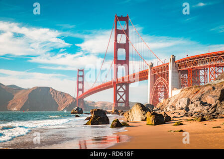 La vue classique du célèbre Golden Gate Bridge dans la belle lumière du soir d'or sur une journée ensoleillée avec ciel bleu et nuages en été, San Francisco, Californ Banque D'Images