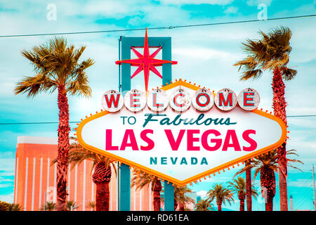 L'affichage classique de panneau Welcome to Fabulous Las Vegas à l'extrémité sud de la célèbre Strip de Las Vegas sur une belle journée ensoleillée avec ciel bleu et nuages Banque D'Images