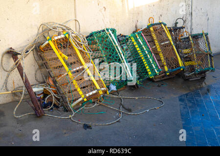 Des casiers à crabe ou homard empilés sur l'Esplanade, où les bateaux de pêche sont stationnés à Redcar North Yorkshire UK Banque D'Images